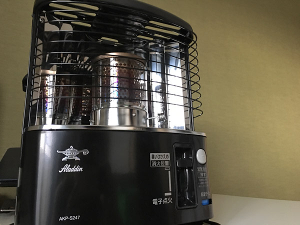 電源不要！オールドスクールなアラジン石油ストーブ[AKP-S247] | 専業