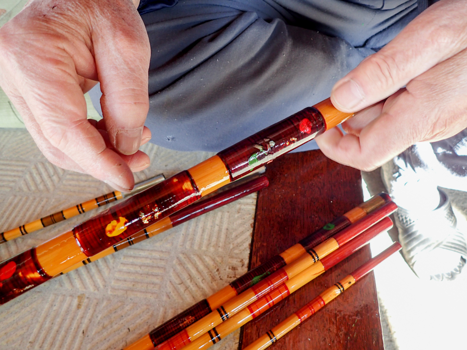 竹の釣り竿の線が、奔流から魚を引き抜く。83歳の職人が守る「郡上竿