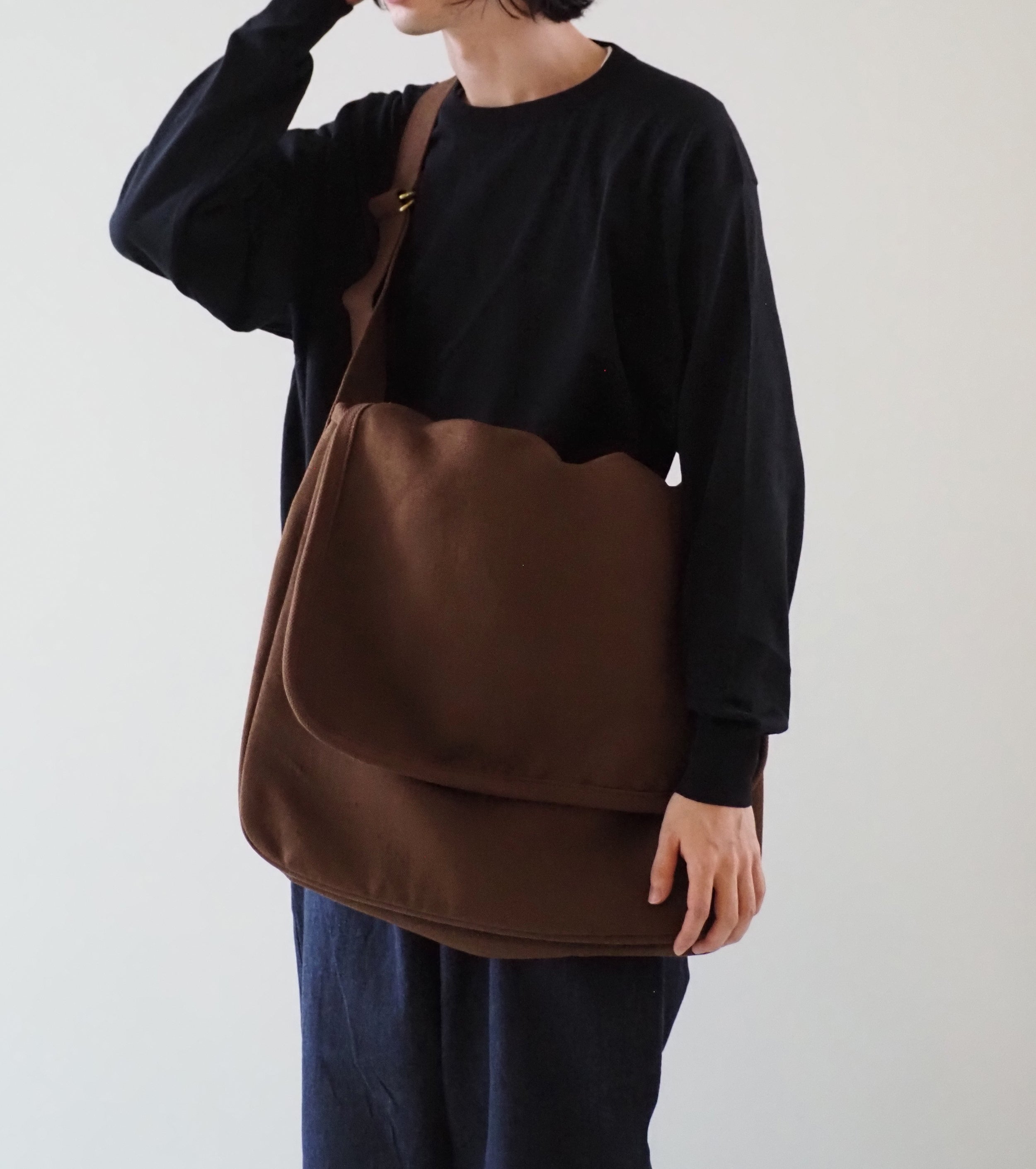 COMOLI ヘンプ ダック ショルダーバック, Brown – Navyblue