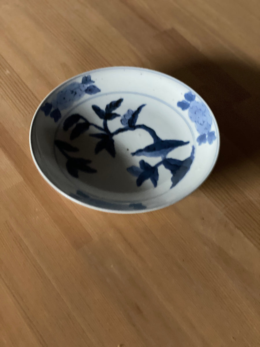 染付、鳥と植物の陶磁器丸皿,戦前、嘉祥製 染付、鳥と植物の陶磁器丸皿