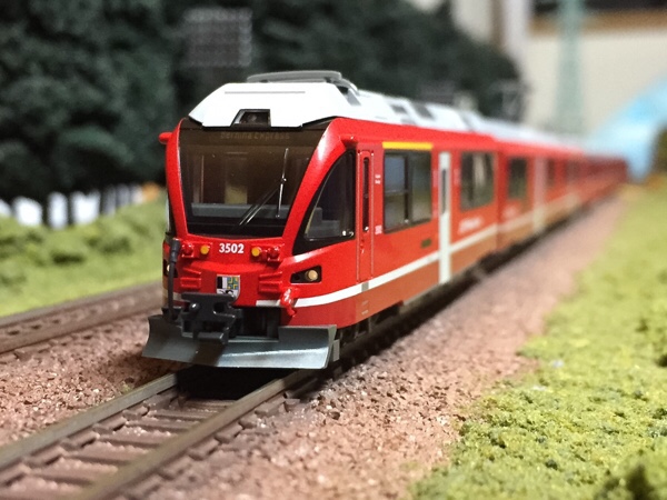 しなのさかいの駅前広場 KATO レーティッシュ鉄道〈ベルニナ急行〉