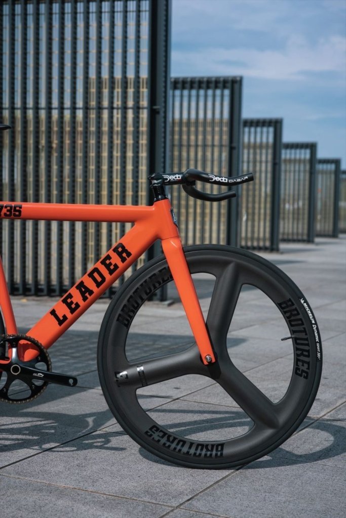 狙い目は限定色。オレンジの735TR。ブロ横ならこう組む。 | ブロー