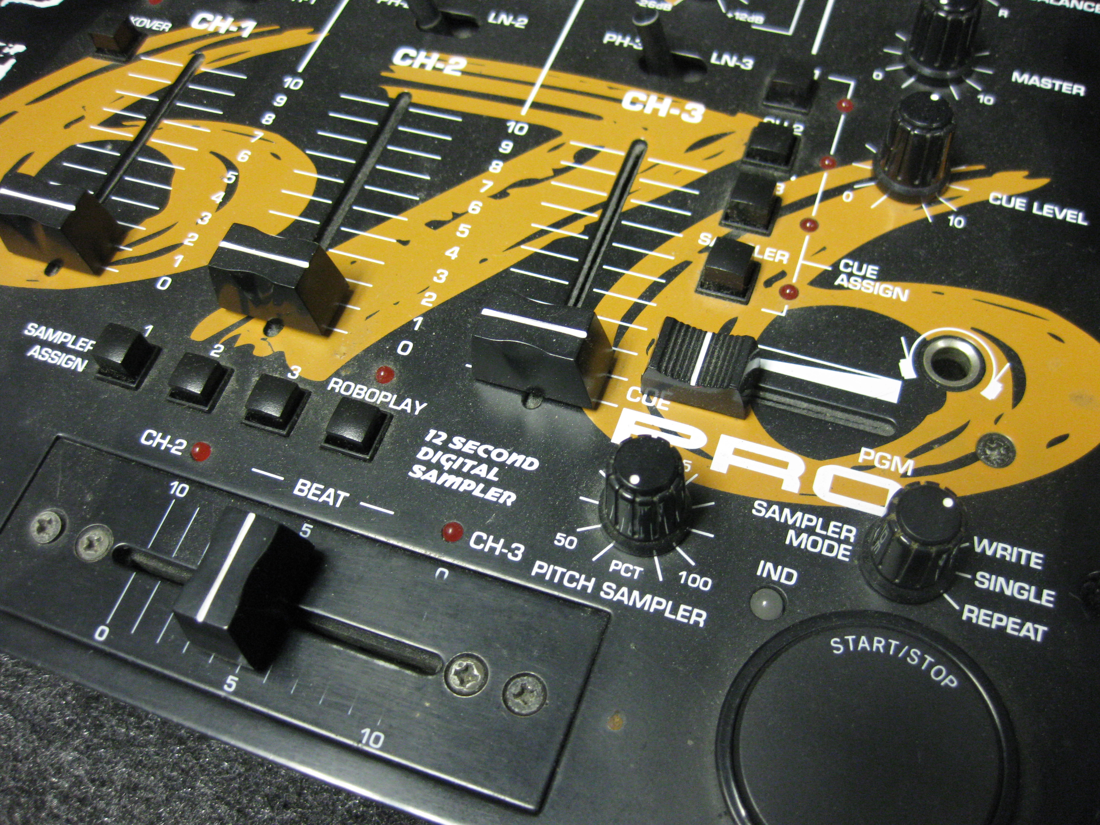 gemini PS-676 PRO Stereo Rack Mixer W/ Digital Sampler | Center