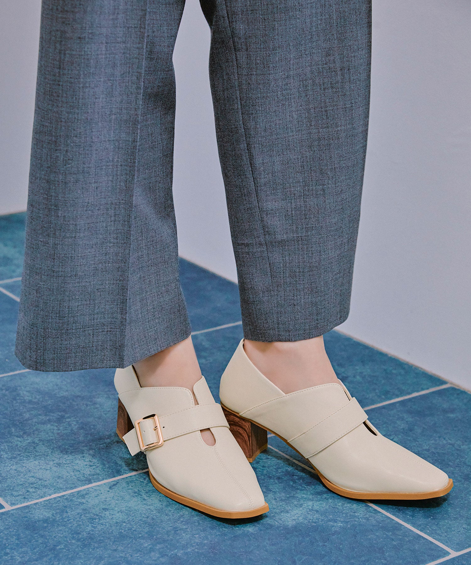 カタログ掲載アイテム】ウッドヒールベルトパンプス/61113