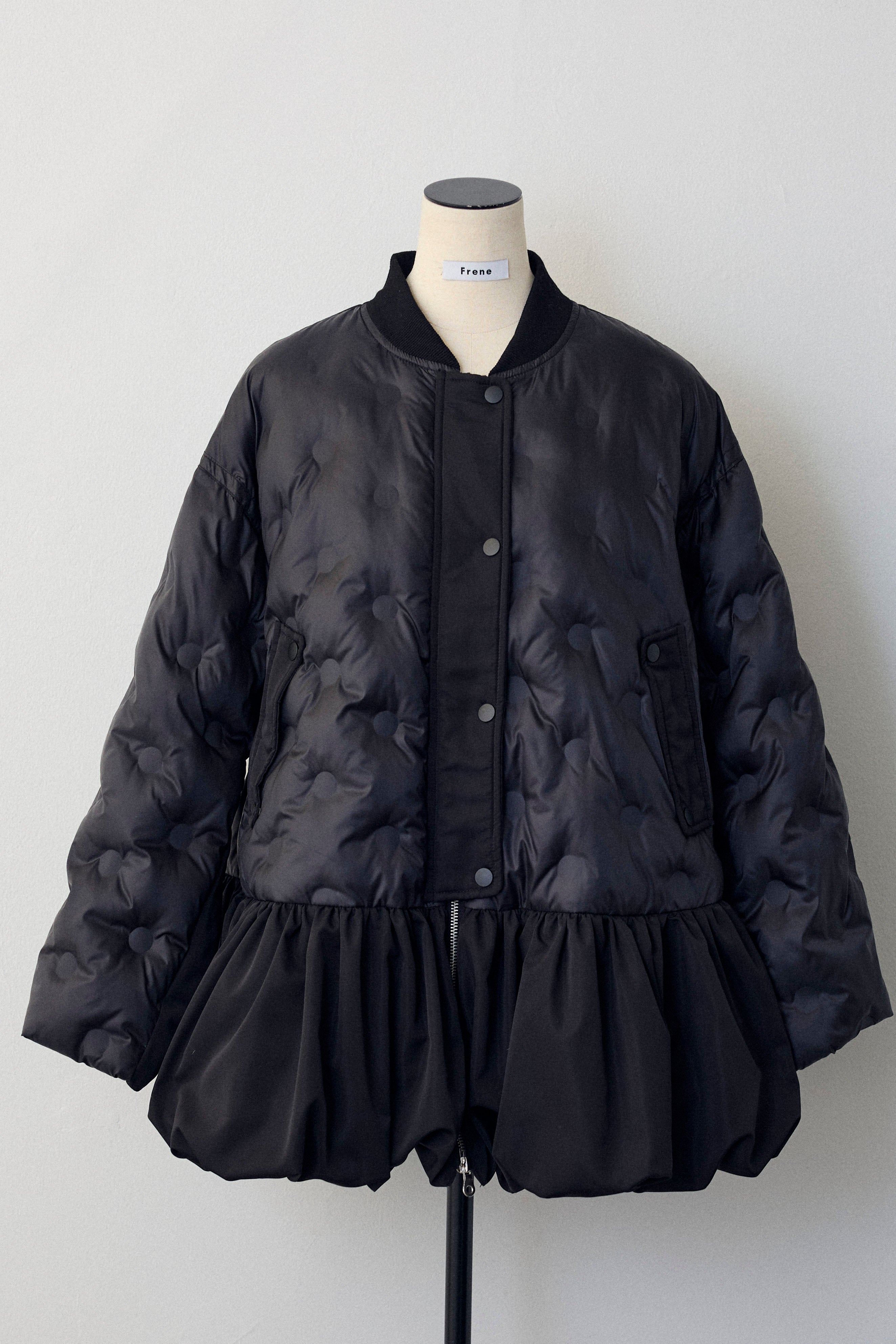 予約]ヘムギャザードットキルティング中綿フレアコート – Frene