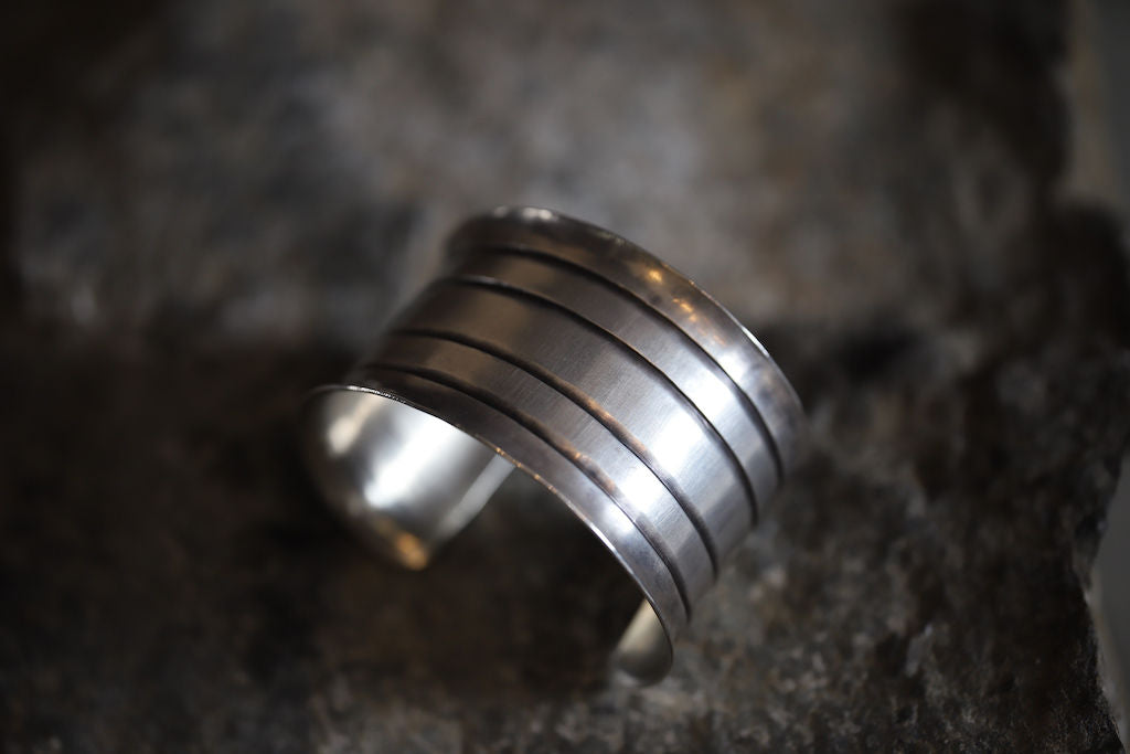 JAMES FAKS 5LINES BANGLE BLACK FOOTブラックフット族 インディアン