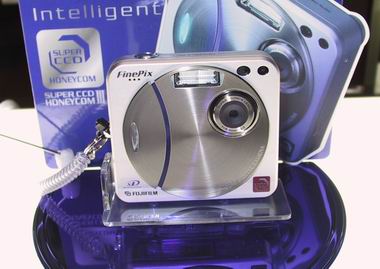 Mobile：富士写、スタイリッシュで高性能な小型デジカメ「FinePix F402」