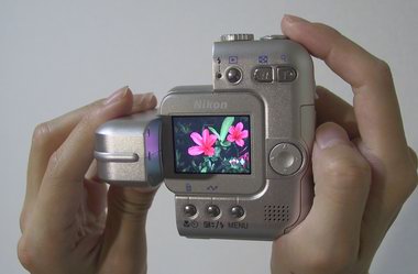 News：“デザイン性”と“スイバル”の両立は難しい？――「COOLPIX SQ」レビュー