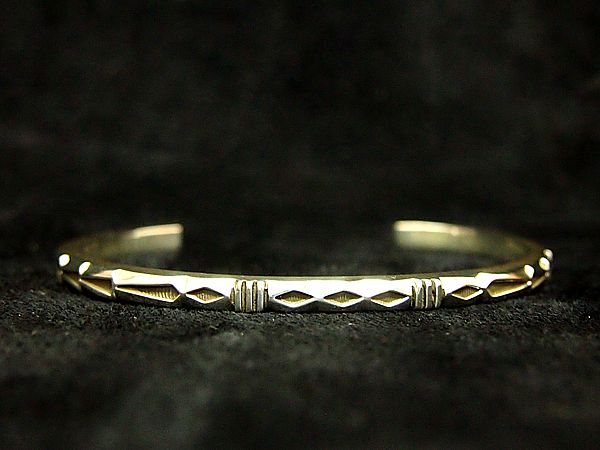 ナバホ族 ジェニファー・カーティス バングル入荷しました!!!【Navajo