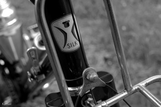 プロフィール】 片倉シルク・ランドヌーズ: Monochrome Yokohama