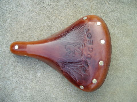 プジョーの革サドル