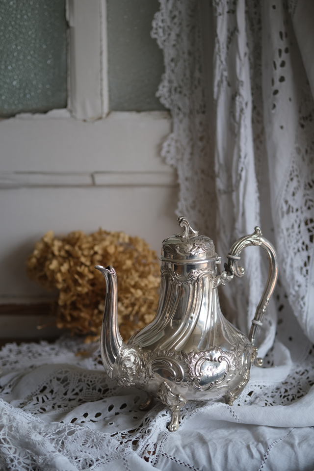 F108 フランス アンティークロカイユ装飾のティーポット シルバープレート