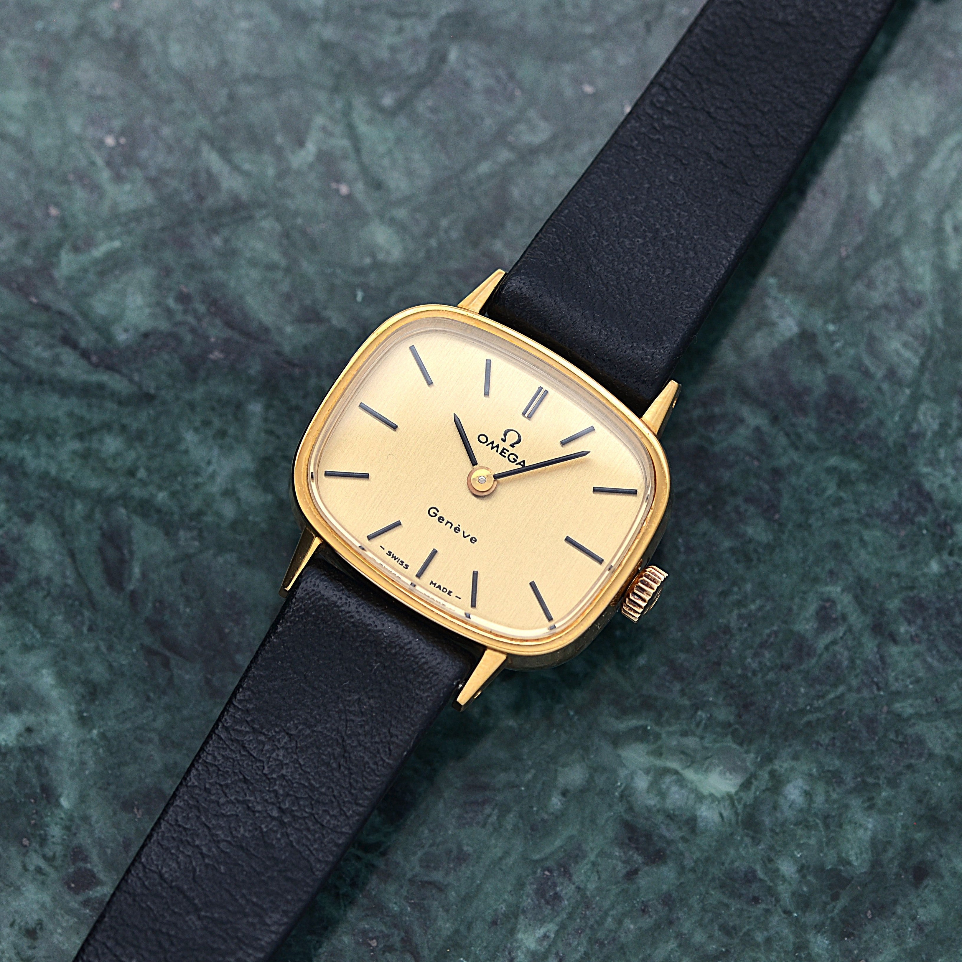 レトロなデザインが目を惹く1975年製のオメガ・デヴィル。