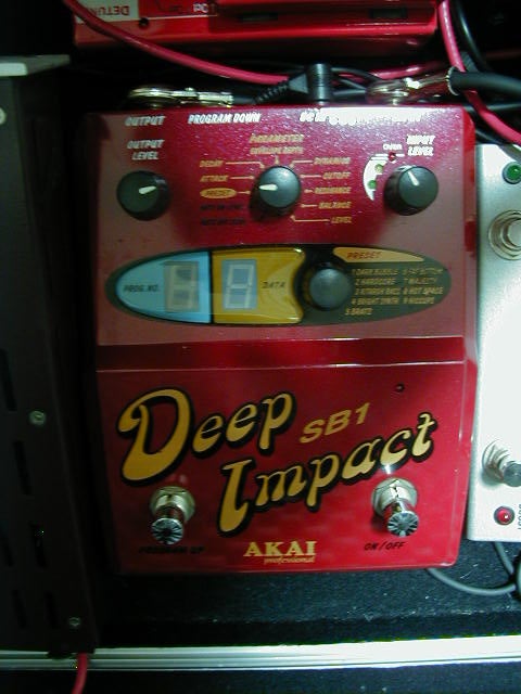 ベースシンセ： AKAI SB1 