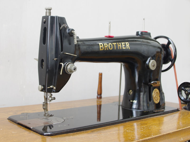 No.157 ブラザー製 DB1-B40 工業用足踏みミシン：アンティークミシン