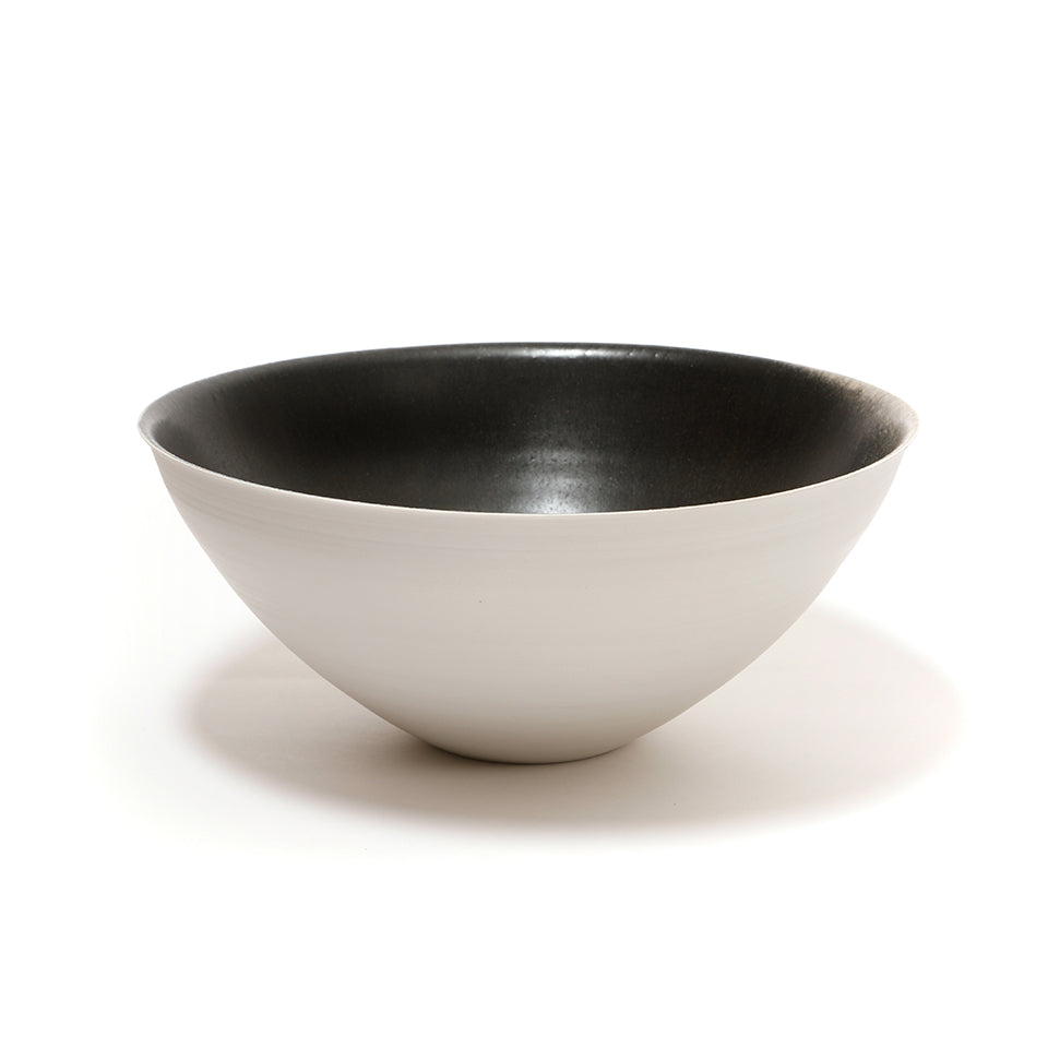 吉田直嗣 白磁鉄釉鉢 [16]｜Discover Japan 公式オンラインショップ