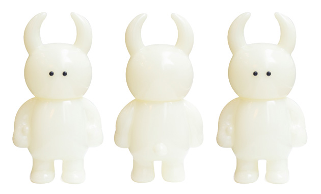 全高約30㎝のビッグなウアモウのソフビでブルーに輝く蓄光版が新登場