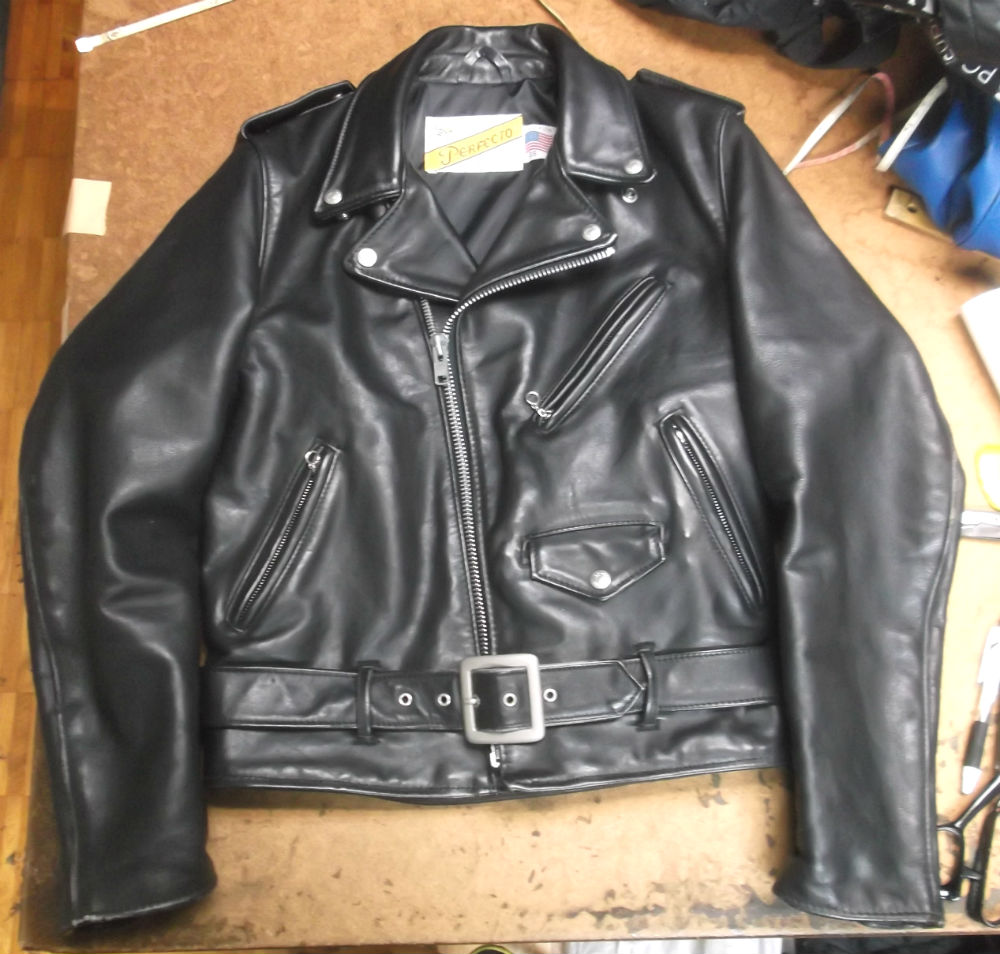 キルティングの裏地のSCHOTTライダースジャケットを綿のないサテンの