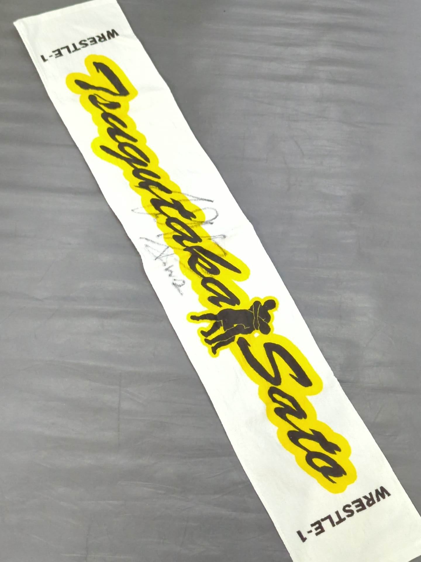 直筆サイン入り】佐藤嗣崇「WRESTLE-1」マフラータオル – 闘道館