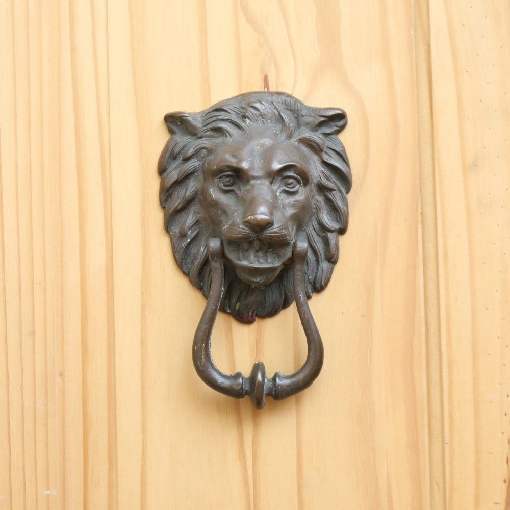 インパクト大！存在感のあるドアにどうぞ。ライオンのドアノッカー