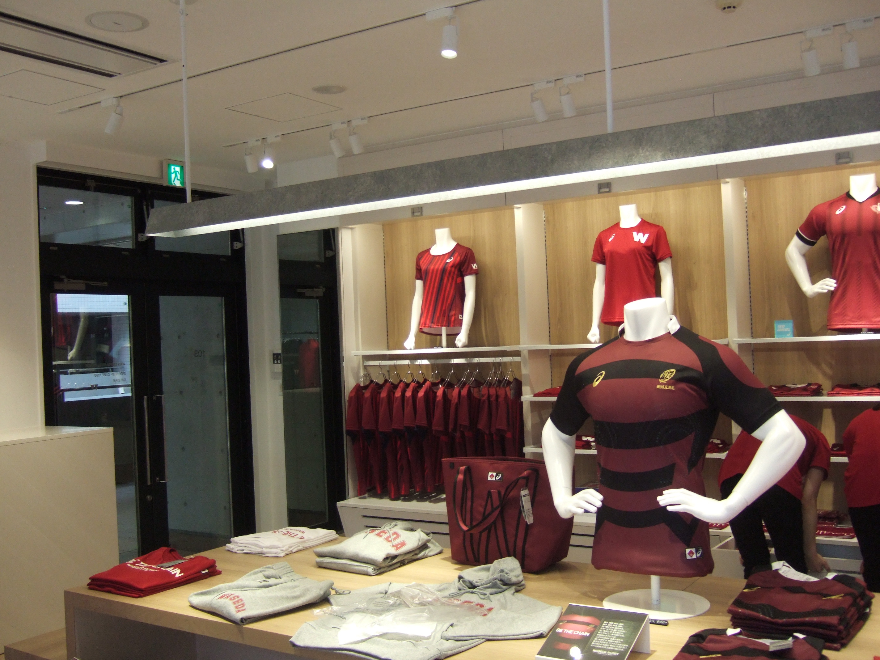 早稲田限定アイテムが勢ぞろい ASICSショップオープン – 早稲田大学