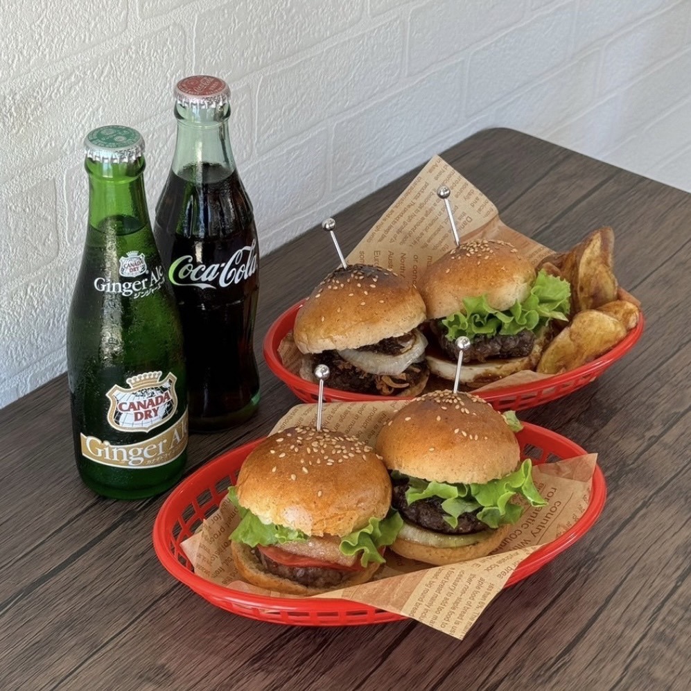 海沿いのバーガーショップ「Duck Luck」で味わう絶品ミニバーガー