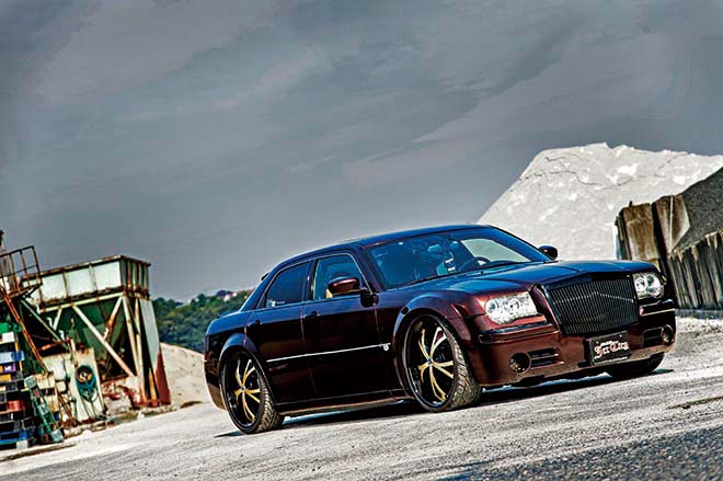 クライスラー300Cが持つ「悪さ」を最大限に引き出すスタイルは、300C