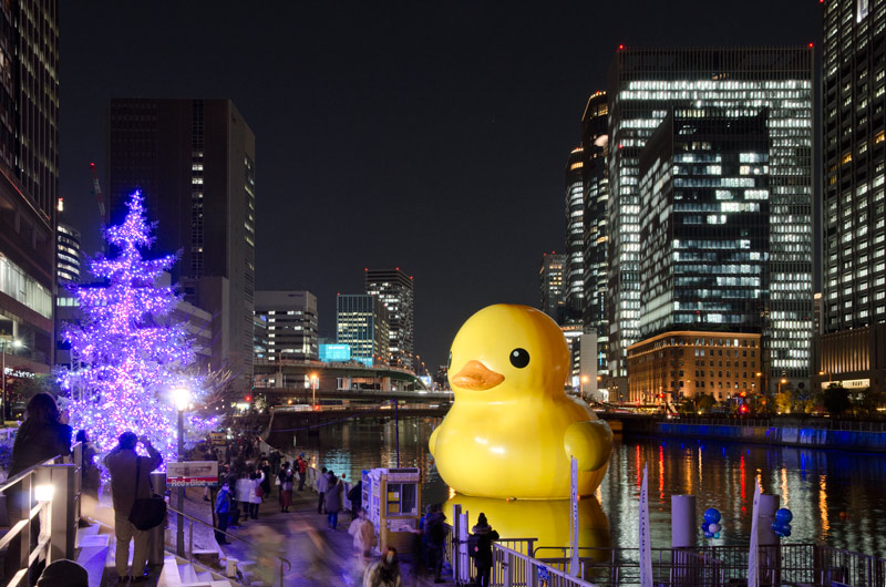 2021年12月、クリスマスシーズンの大阪・福島ほたるまち港にラバー