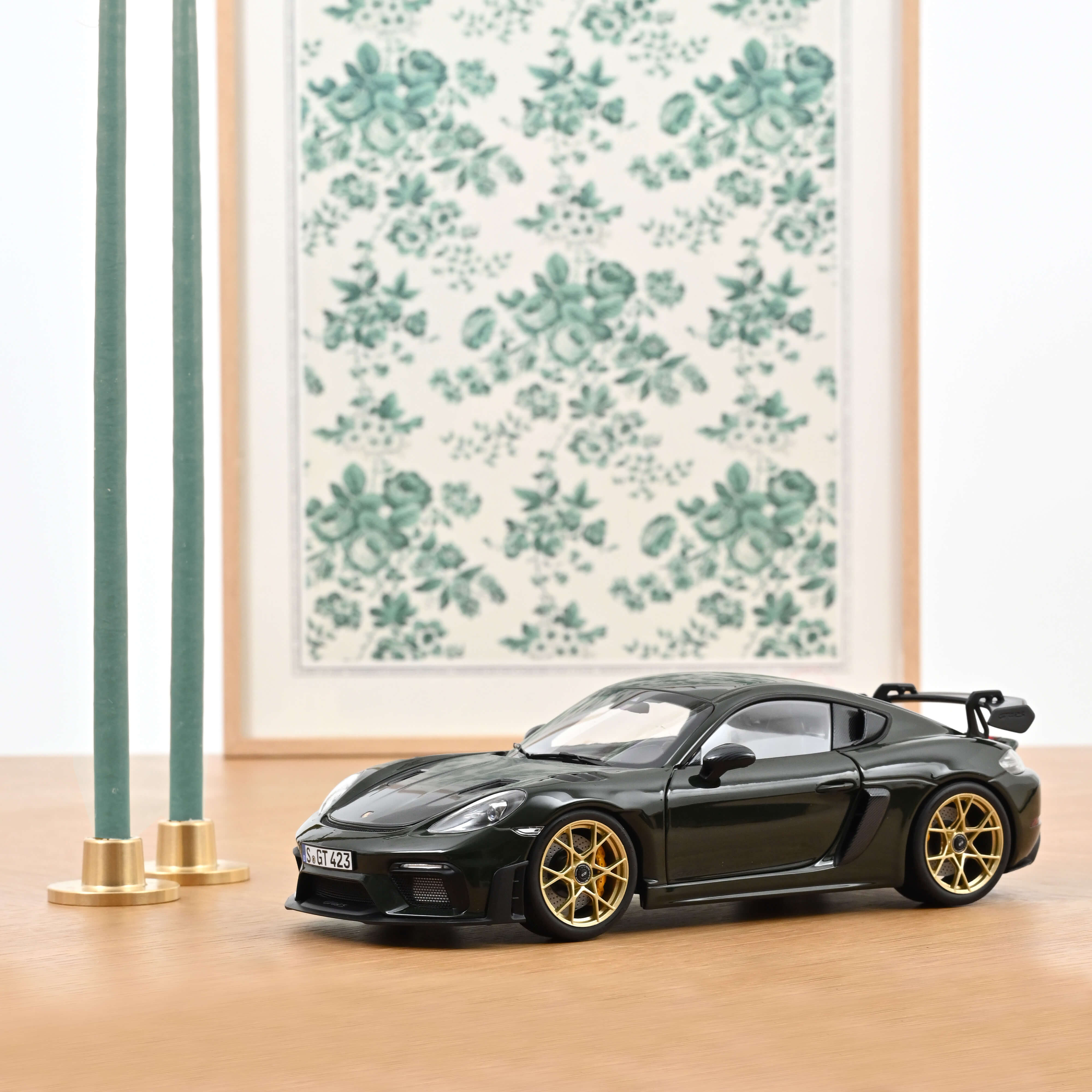 Porsche Cayman GT4 RS w/Weissach Pack 2023 Brewster Green 1:18 – Norev