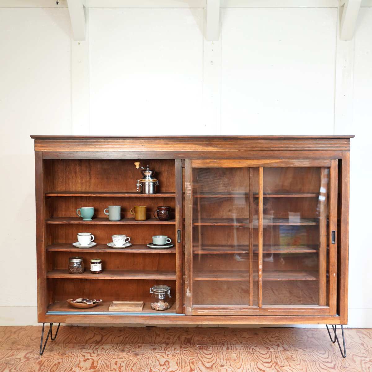 リバイブモブラープロジェクト 昭和レトロな大きな引き戸ショーケース