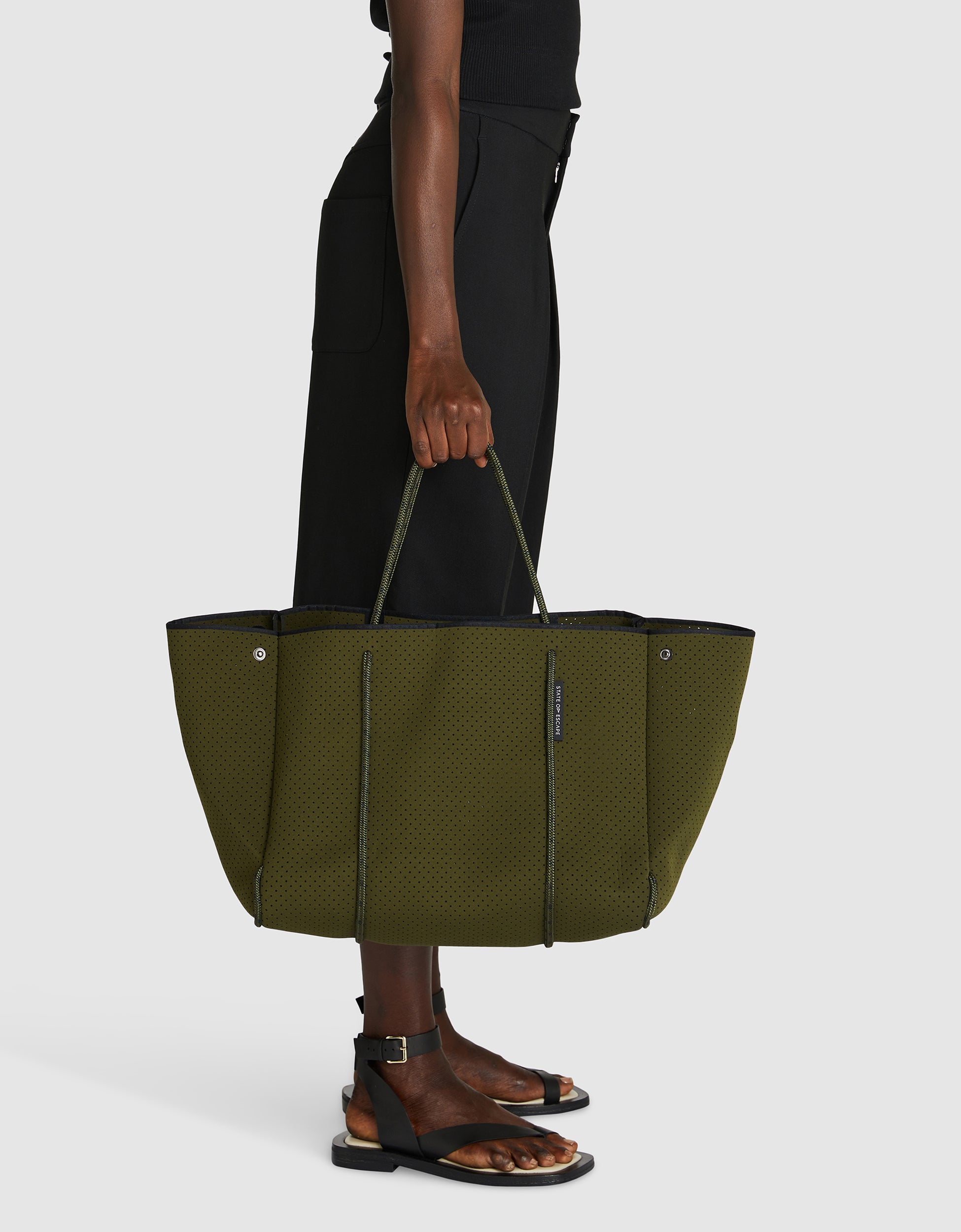 Escape™ tote Bag in khaki | State of Escape