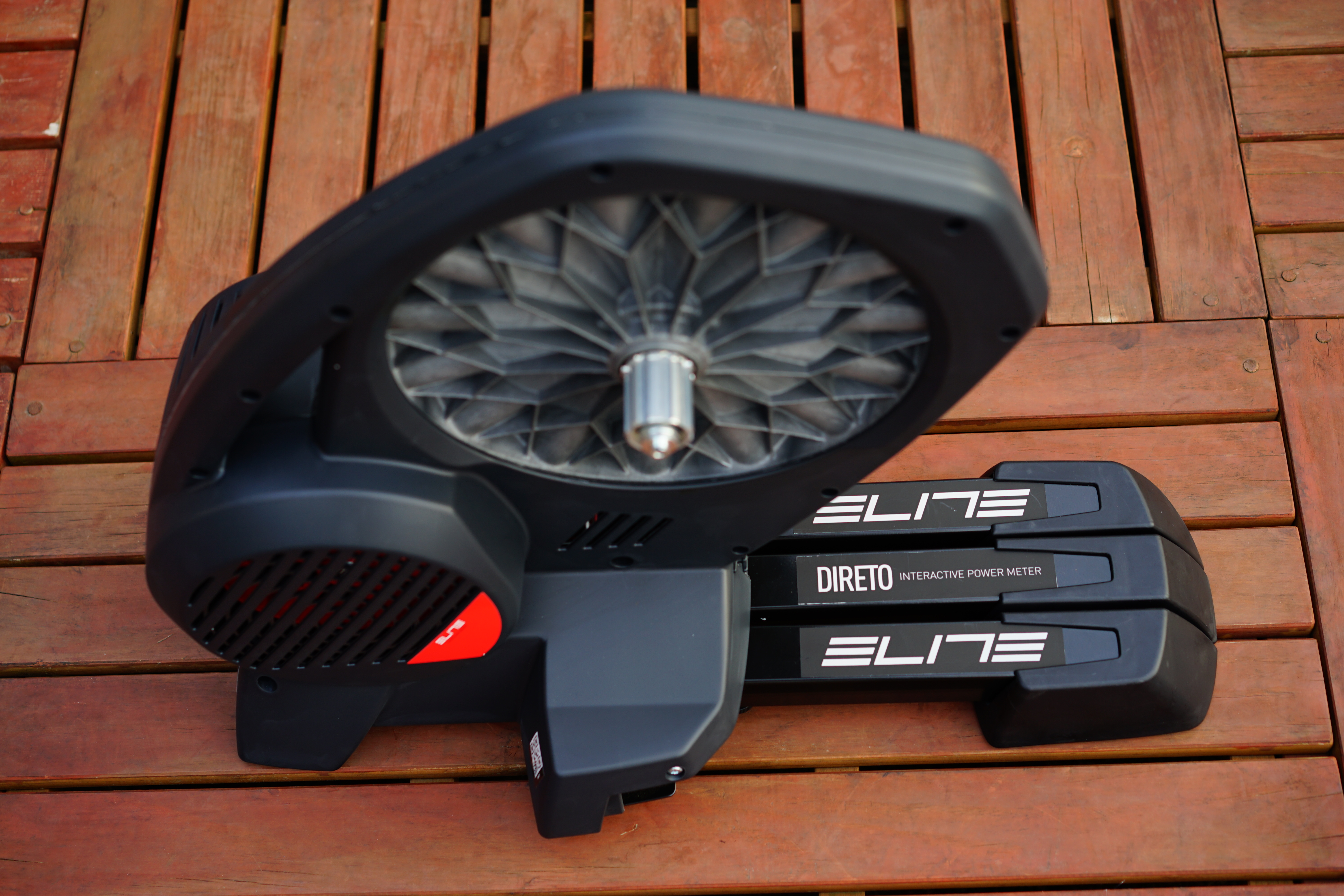 ZWIFT完全対応！パワーメーター内蔵のダイレクトドライブ式固定