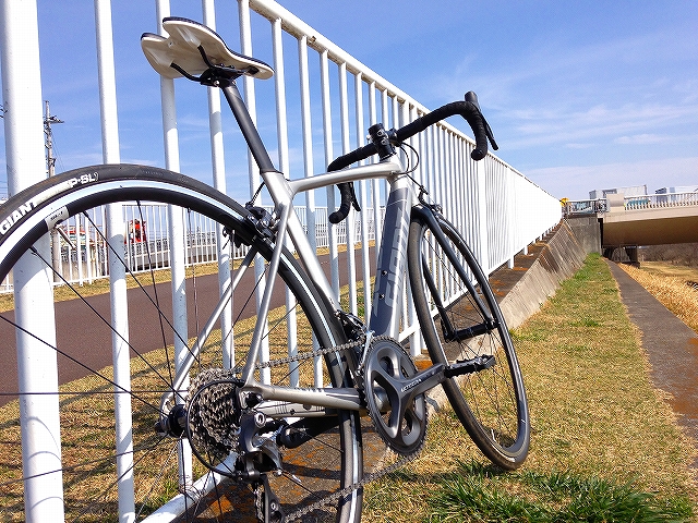 府中×試乗】960gのアルミフレーム、TCR SLRに乗ってみた。 | スポーツ