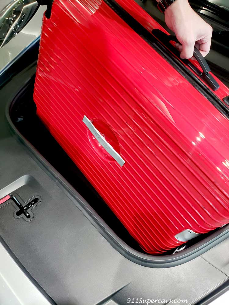 ポルシェ911カブリオレ(992.1)に大きなスーツケースを載せることが出来るか