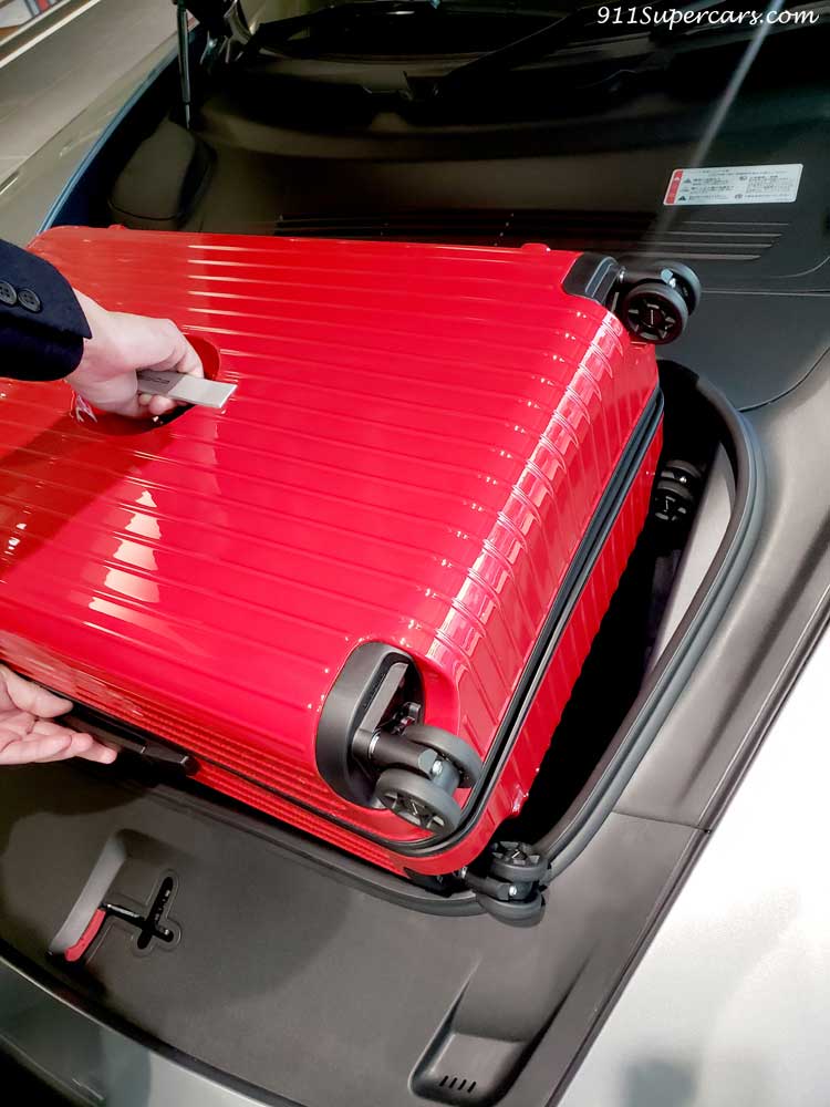 ポルシェ911カブリオレ(992.1)に大きなスーツケースを載せることが出来るか