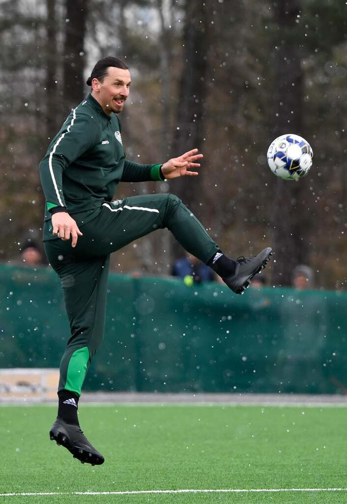 イブラヒモビッチが謎のスパイクを着用開始 - 0014のblog