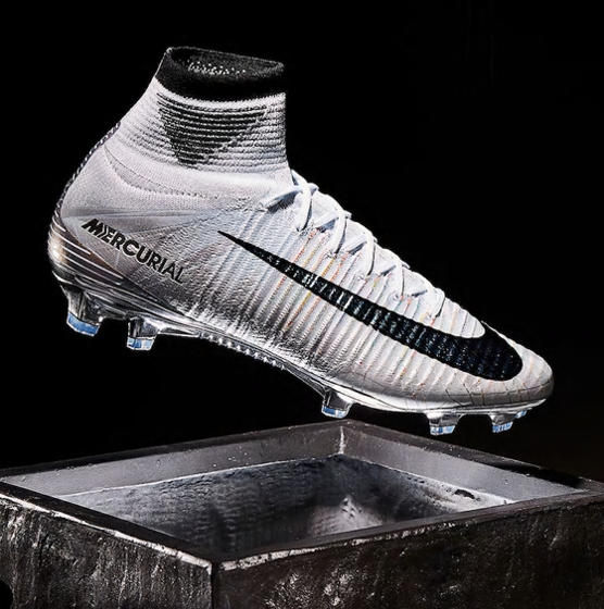 ナイキ マーキュリアルスーパーフライV CR7 FIFA最優秀選手受賞モデル