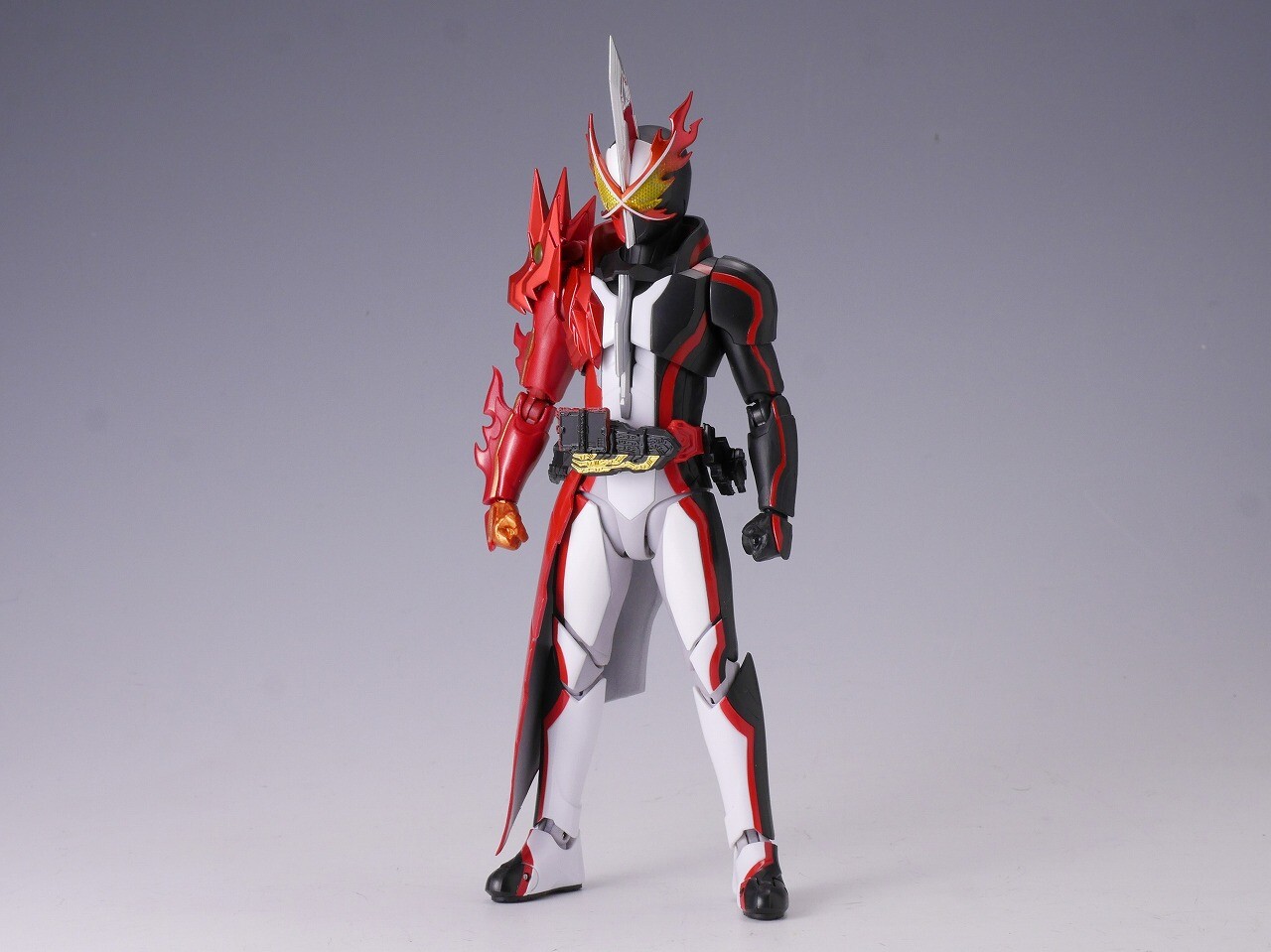 魂ストア限定商品「S.H.Figuarts 仮面ライダーセイバー ブレイブ