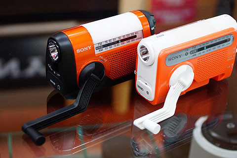 ワイドFM対応 新型手回しラジオ『ICF-B09』開梱レポート - ソニーの新