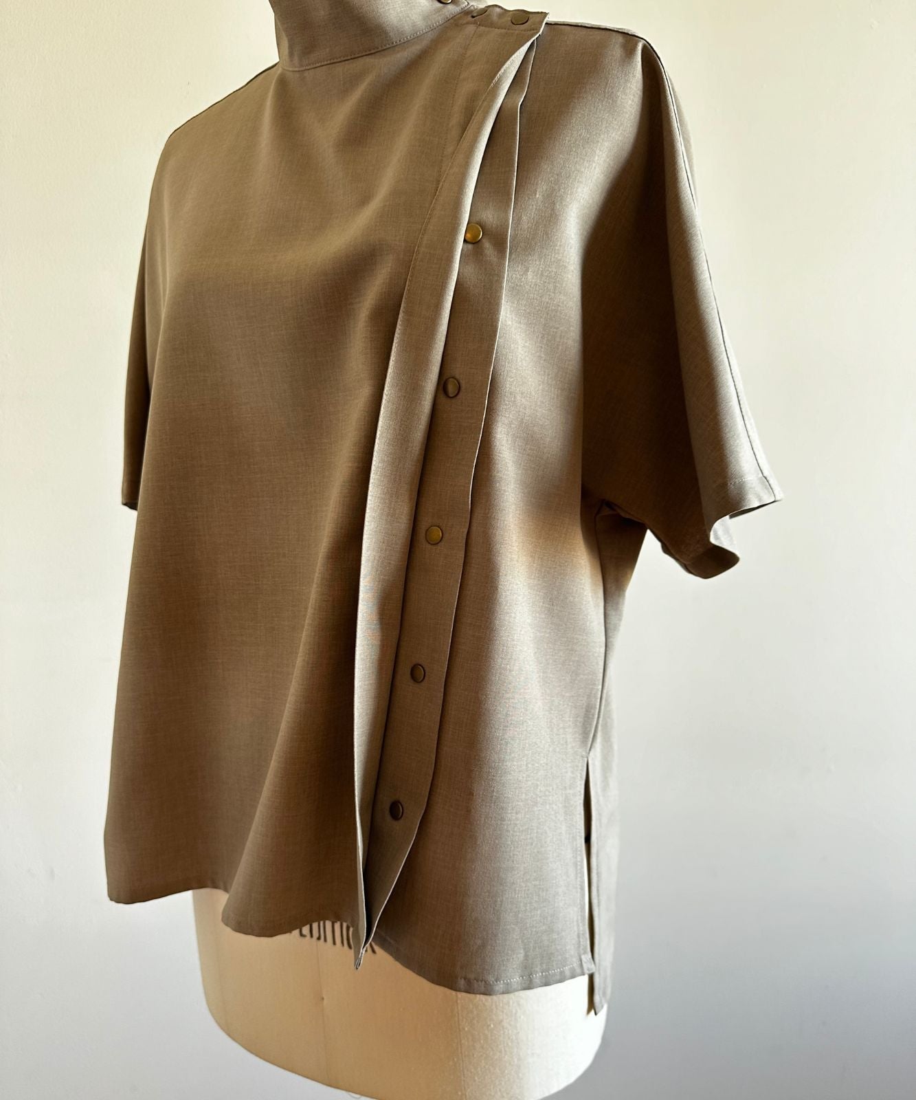 ≪通常販売≫high neck primitive flap blouse（ハイネック