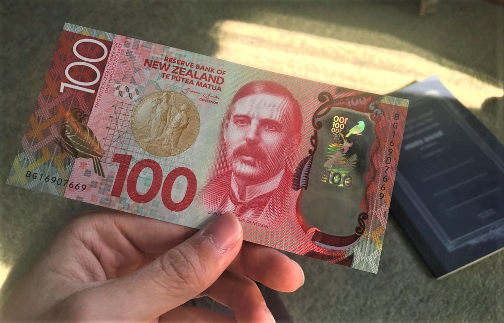 激レア！】ニュージーランド100ドル紙幣に描かれてる人物、鳥について