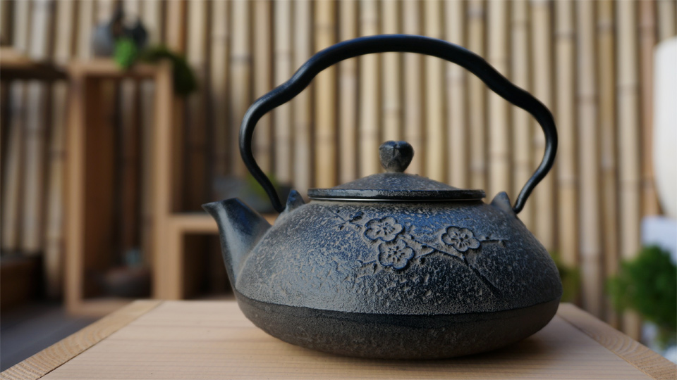 岩手・水沢より、南部宝生堂（及富 OITOMI）の南部鉄瓶、新入荷しま