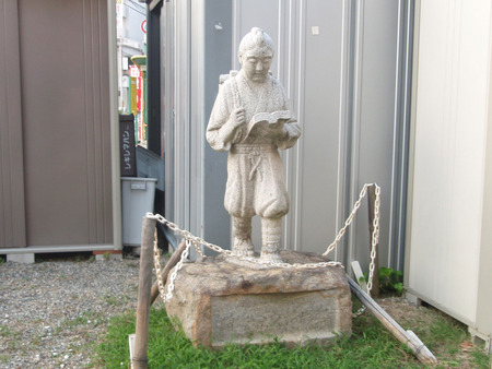 南桜塚交差点にある二宮金次郎像がミステリアス | TNN豊中報道。2