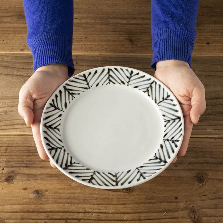 楽天市場】九谷焼 九谷青窯 高祥吾 鉄絵矢羽 7寸皿│中皿 大皿