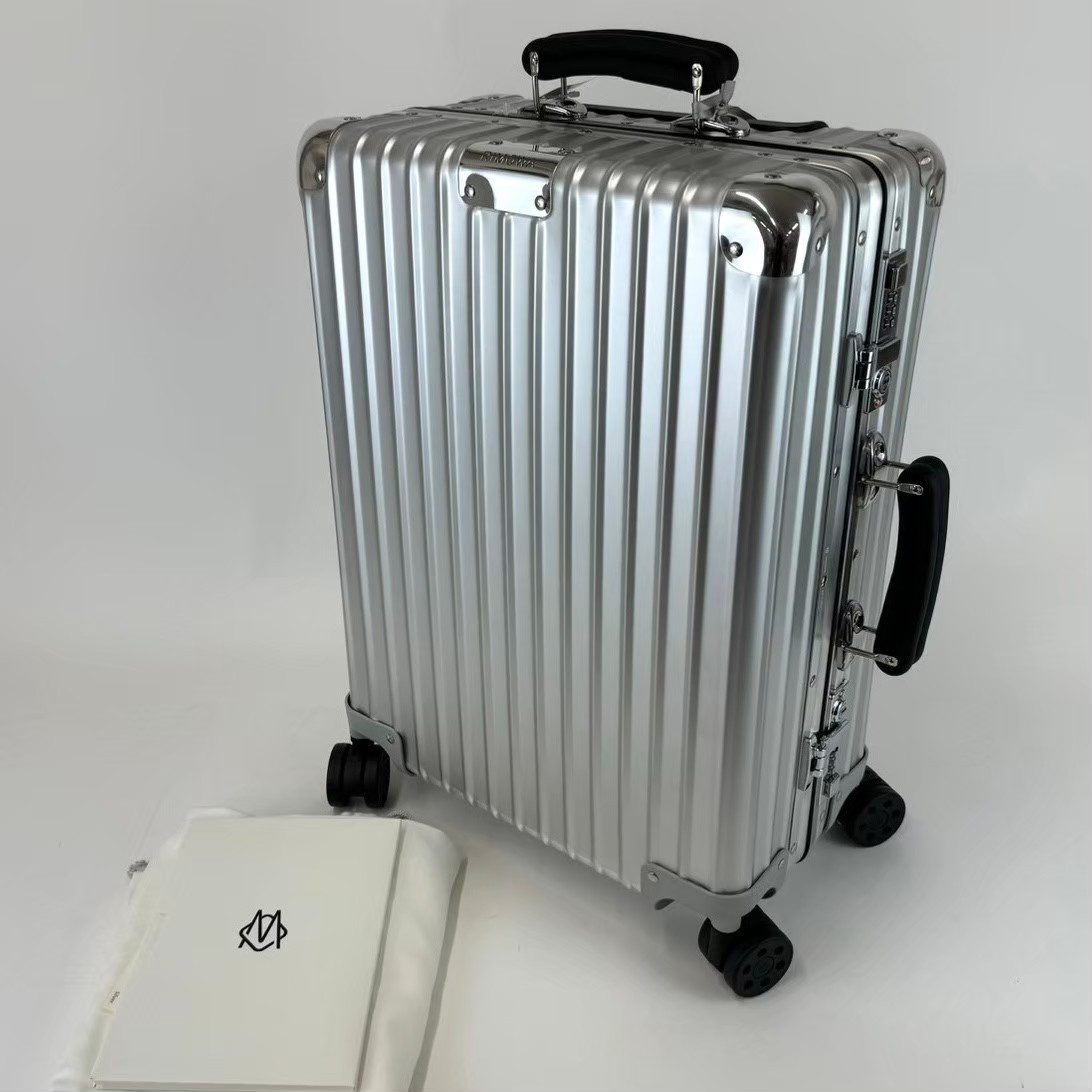 楽天市場】新品未使用 RIMOWA リモワ Classic Cabin S Silver 33L