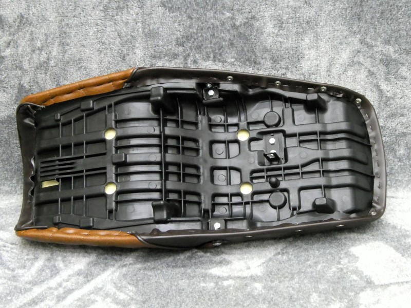 楽天市場】XJR400 前期 茶ツートン 皮 鋲 打ち タックロール