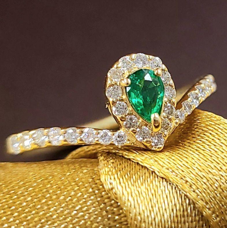 楽天市場】エメラルド リング K18 0.15ct vivid green ペアシェイプ