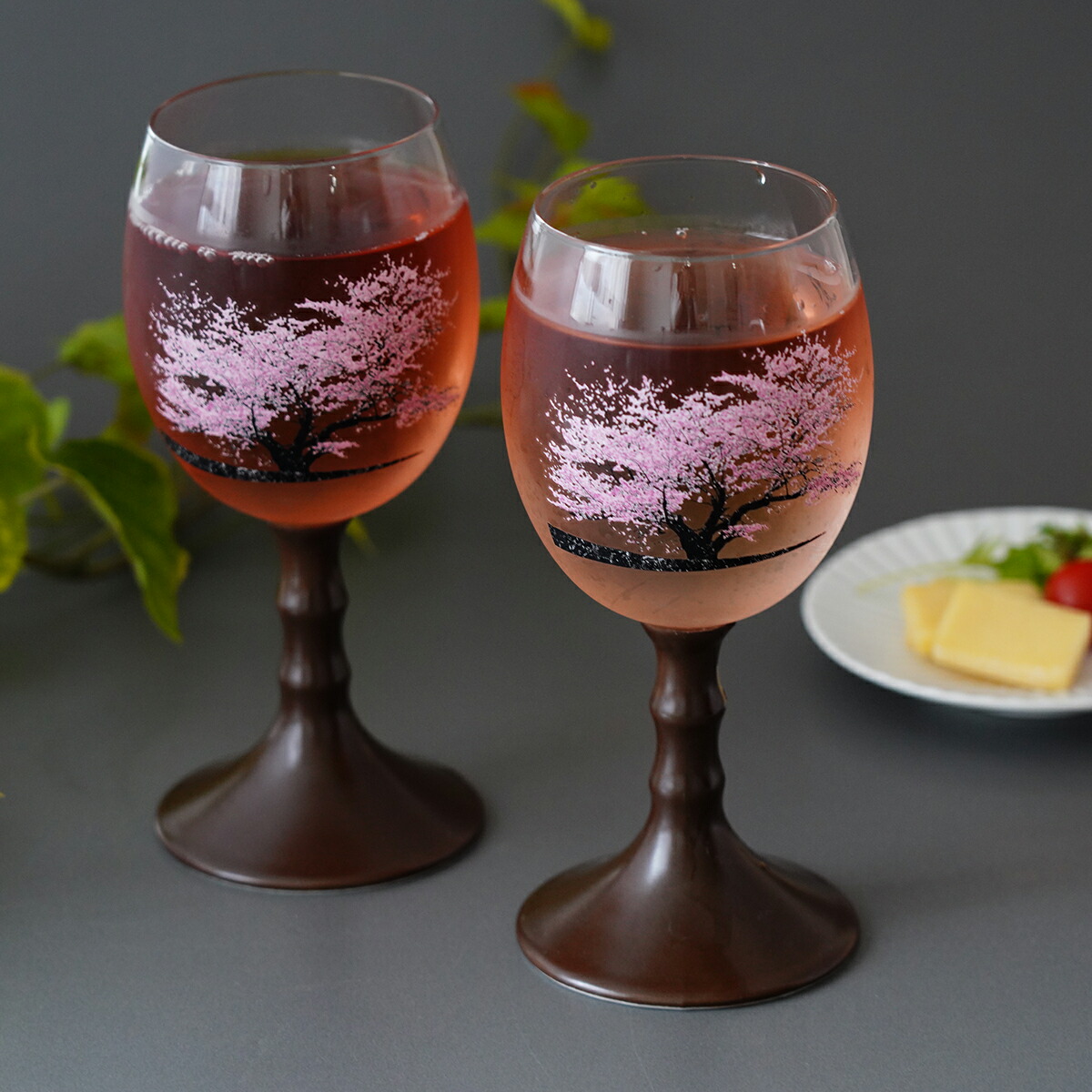 四季花手書きワイングラス陶器製です 真冬のワインに 四季花手書き