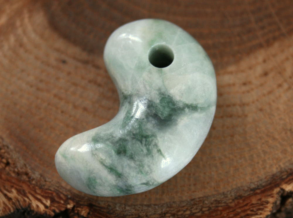 糸魚川翡翠　勾玉　艷やか 糸魚川産 翡翠 勾玉 1.2kg｜国産鉱物 勾玉 通販 キラリ石