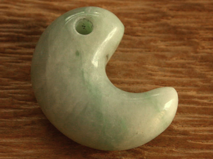 楽天市場】糸魚川翡翠勾玉 M06557清山 作32mm*24.5mm*12mm : 糸魚川